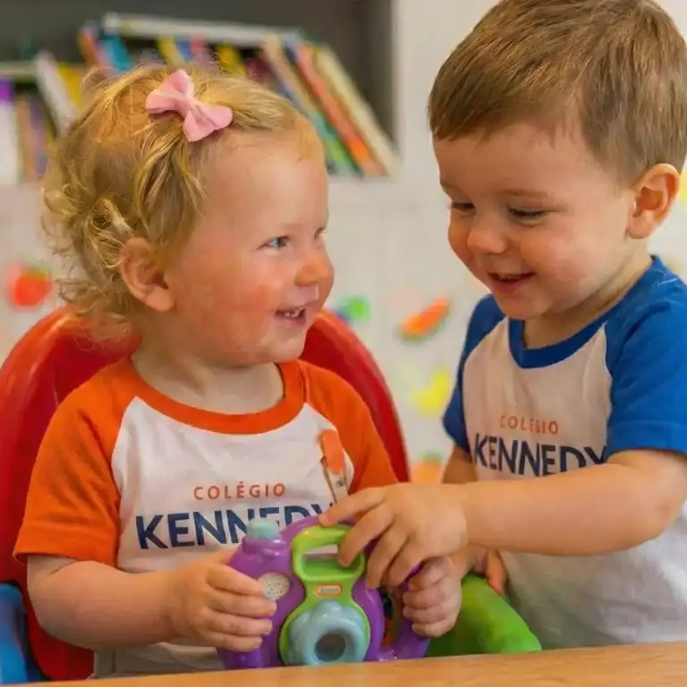 Bebês do Berçário do Colégio Kennedy brincando